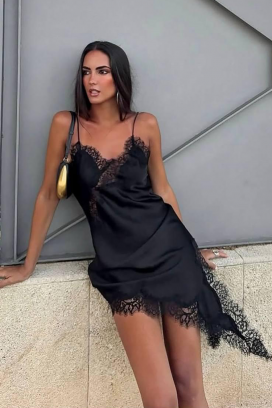 asimetrična delikatna tunika sa čipkom i prorezom VELIMIRA BLACK