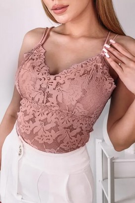 elegantni ženski top od čipke sa finim bretelama i efektnim leđima CALVESA PINK