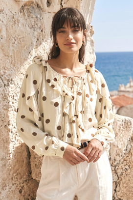 stilska ženska bluza sa tufnama i šarmantnim volančićima DAMELSIA BEIGE