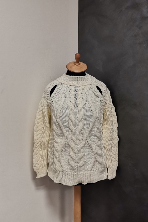 Ženski džemper s efektnim pletivom i izrezanim detaljima 6816, Boja: bela, IVET.RS - Nova Kolekcija