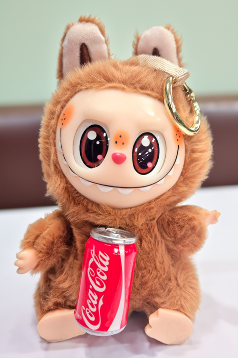 Aksesoar za torbu LABUBU COCA COLA BROWN, Boja: braon, IVET.RS - Nova Kolekcija