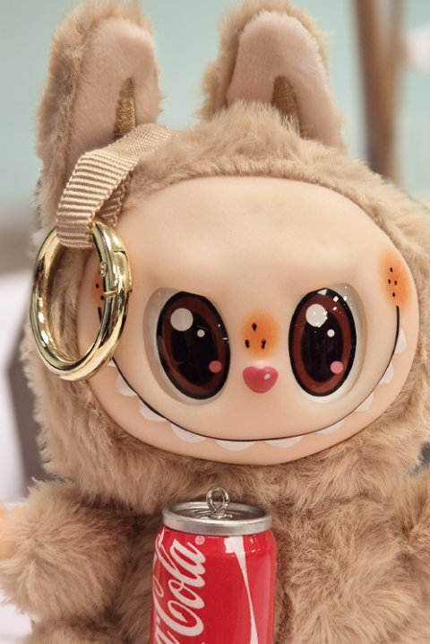 Aksesoar za torbu LABUBU COCA COLA BEIGE, Boja: bež, IVET.RS - Nova Kolekcija