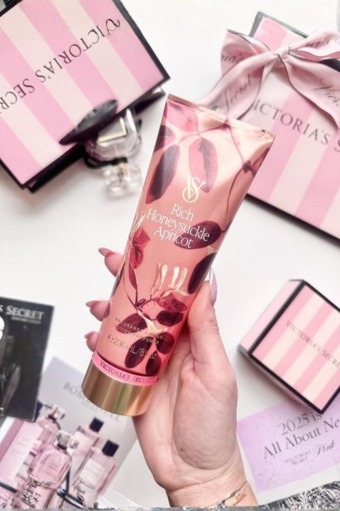 Losion za telo Victoria`s Secret Rich Honeysuckle Apricot Body Lotion 236 mlIVET.RS - Nova Kolekcija
