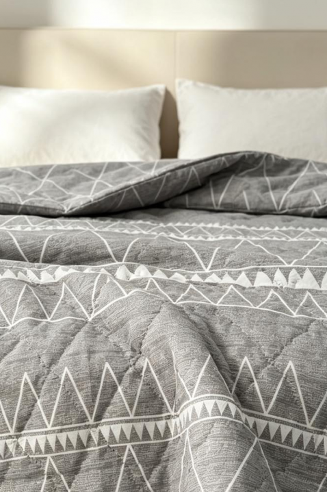 Prekrivač sa geometrijskim dezenom i prošivenom teksturom GELATA 160x200 cm, Boja: višebojna, IVET.RS - Nova Kolekcija