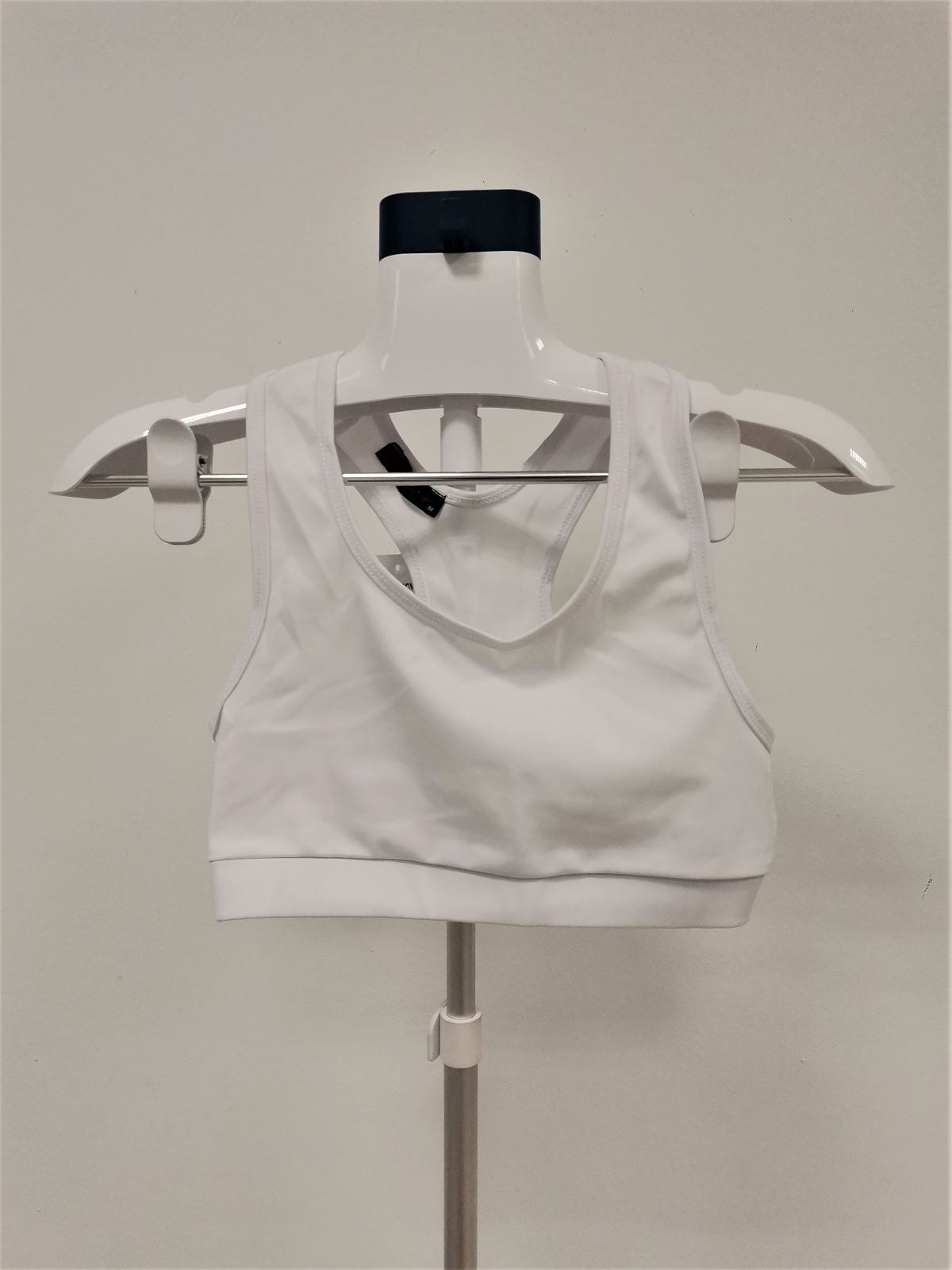 Klasican Sportski Top Bele Boje 48 Cena 300 00 Rsd Boja Bela Ivet Rs Nova Kolekcija