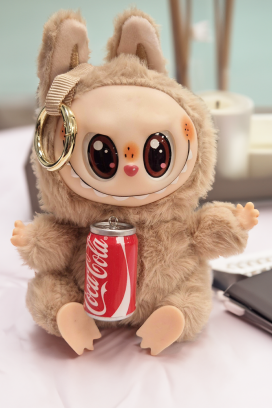 aksesoar za torbu LABUBU COCA COLA BEIGE
