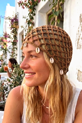 pletena boho mrežasta kapa sa ukrasnim detaljima SHARPITA BROWN